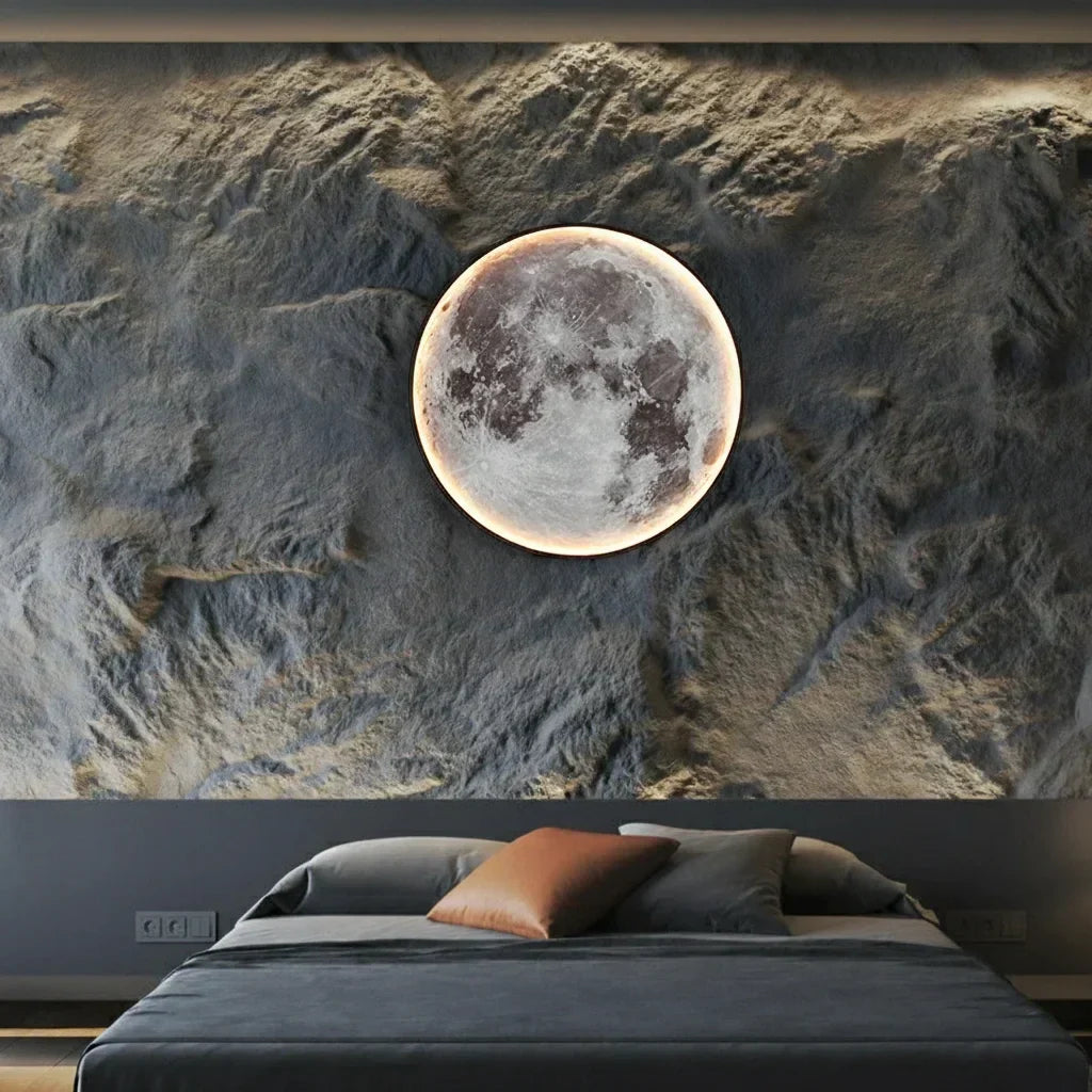 Applique murale lune allumée au-dessus d'un lit
