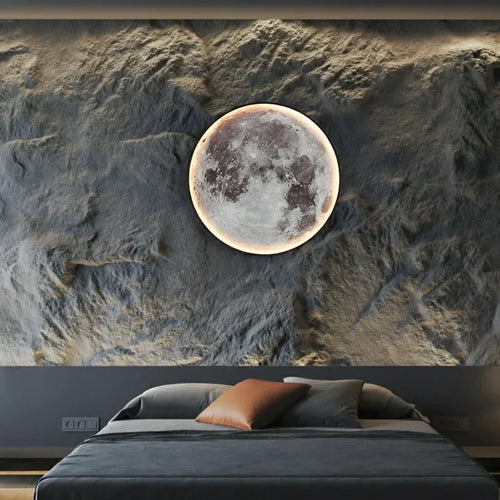 Applique murale lune allumée au-dessus d'un lit