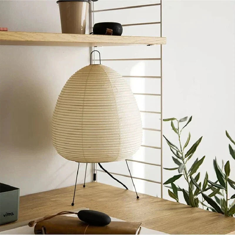 Lampe papier de riz près d'une étagère