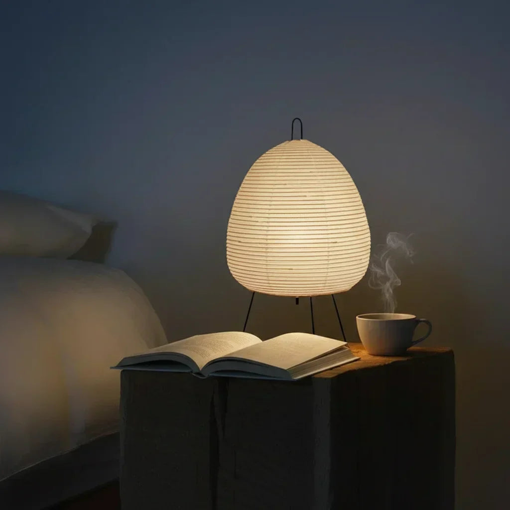 Lampe papier de riz à côté d'un livre et d'une tasse