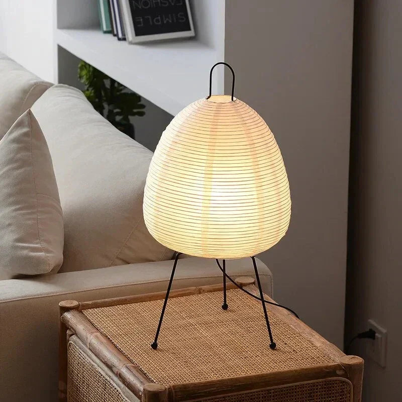 Lampe papier de riz sur une table de chevet en rotin