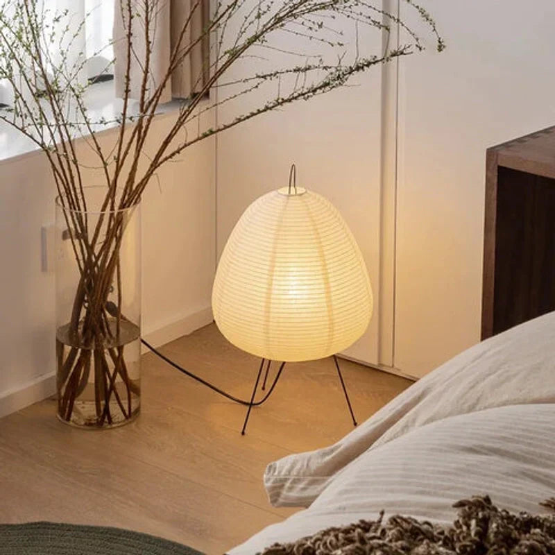 Lampe papier de riz près de branches séchées