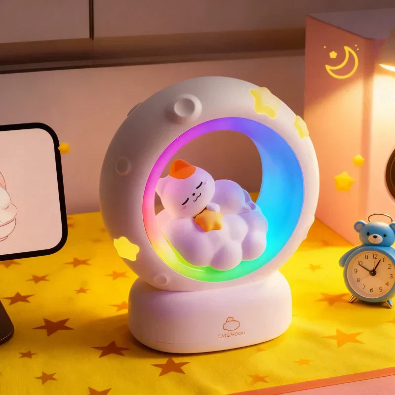 Veilleuse chaton sur une table étoilée