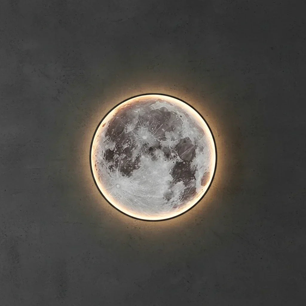 Applique lune avec halo lumineux sur mur sombre