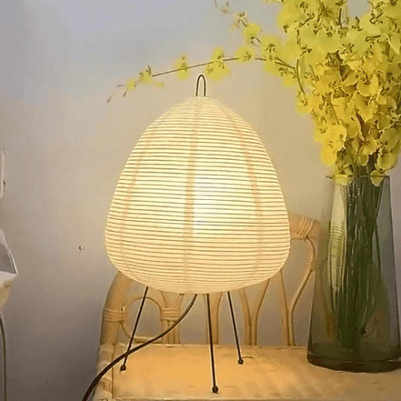 Lampe papier de riz à côté d'un bouquet jaune