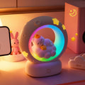 Veilleuse chaton multicolore sur un bureau