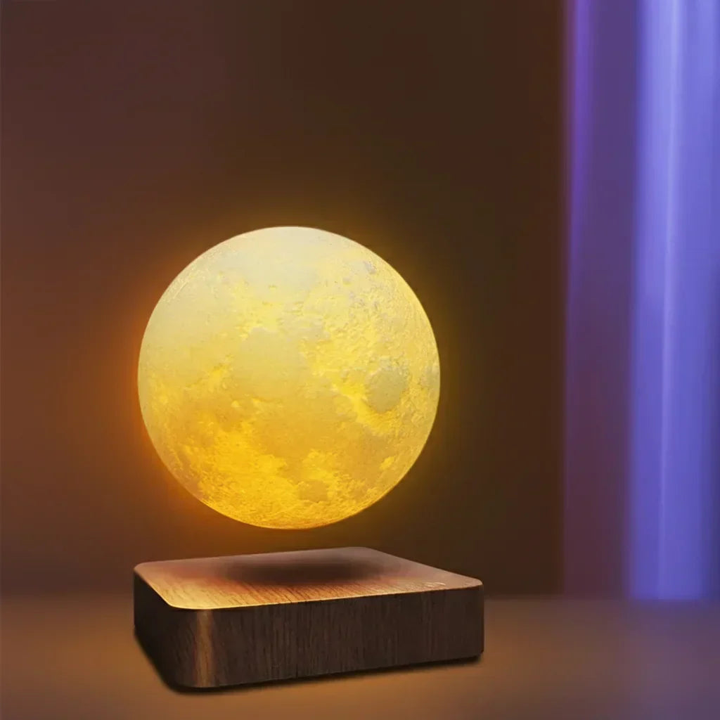 Lampe lune flottante allumée au-dessus de son socle en bois