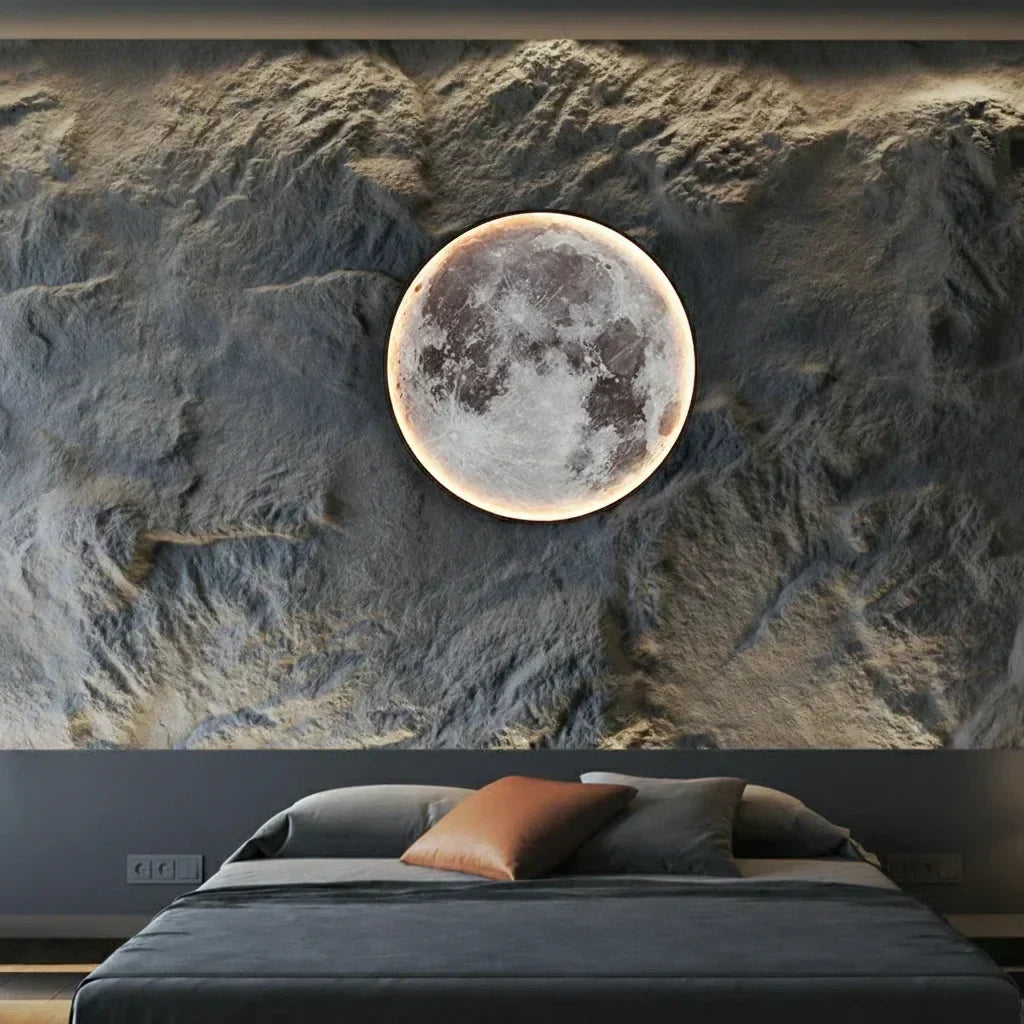 Applique murale lune sur un mur texturé