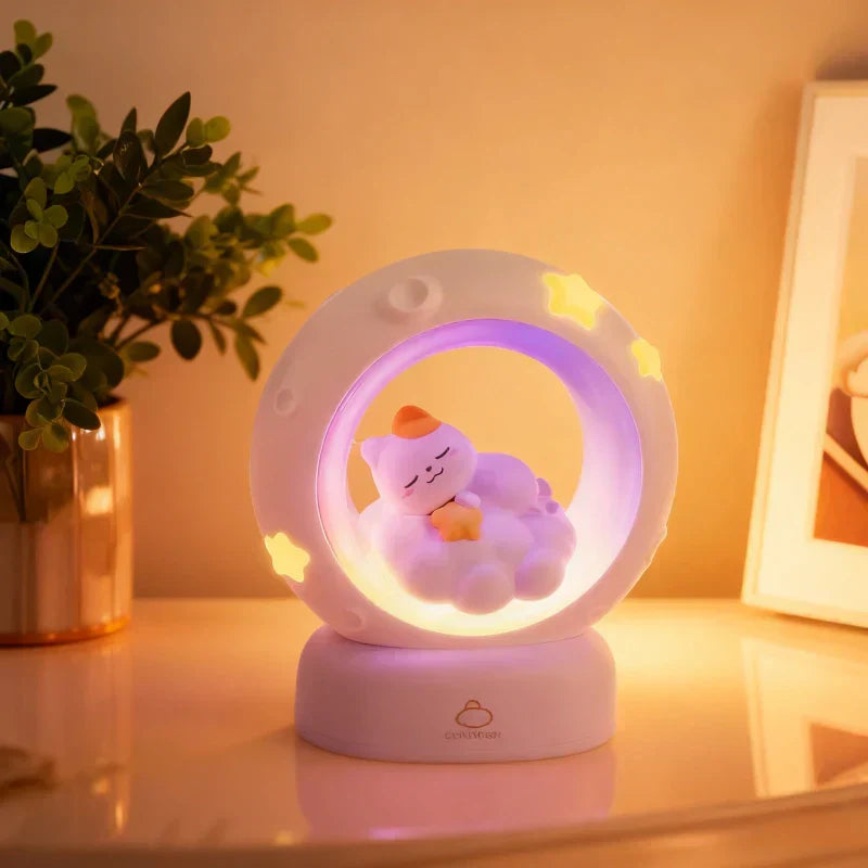 Veilleuse chaton multicolore près d'une plante