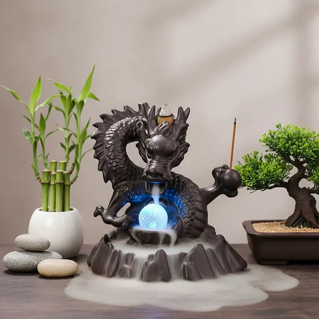 Brûleur d'encens dragon entre des plantes