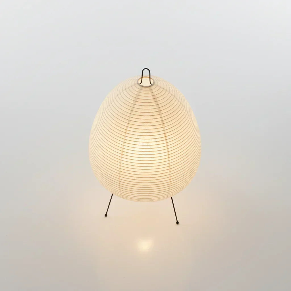 Lampe en papier de riz allumée sur fond clair