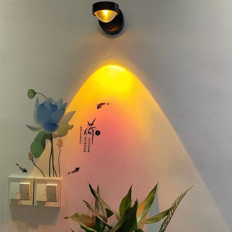 Applique coucher de soleil projetant un halo coloré sur un mur