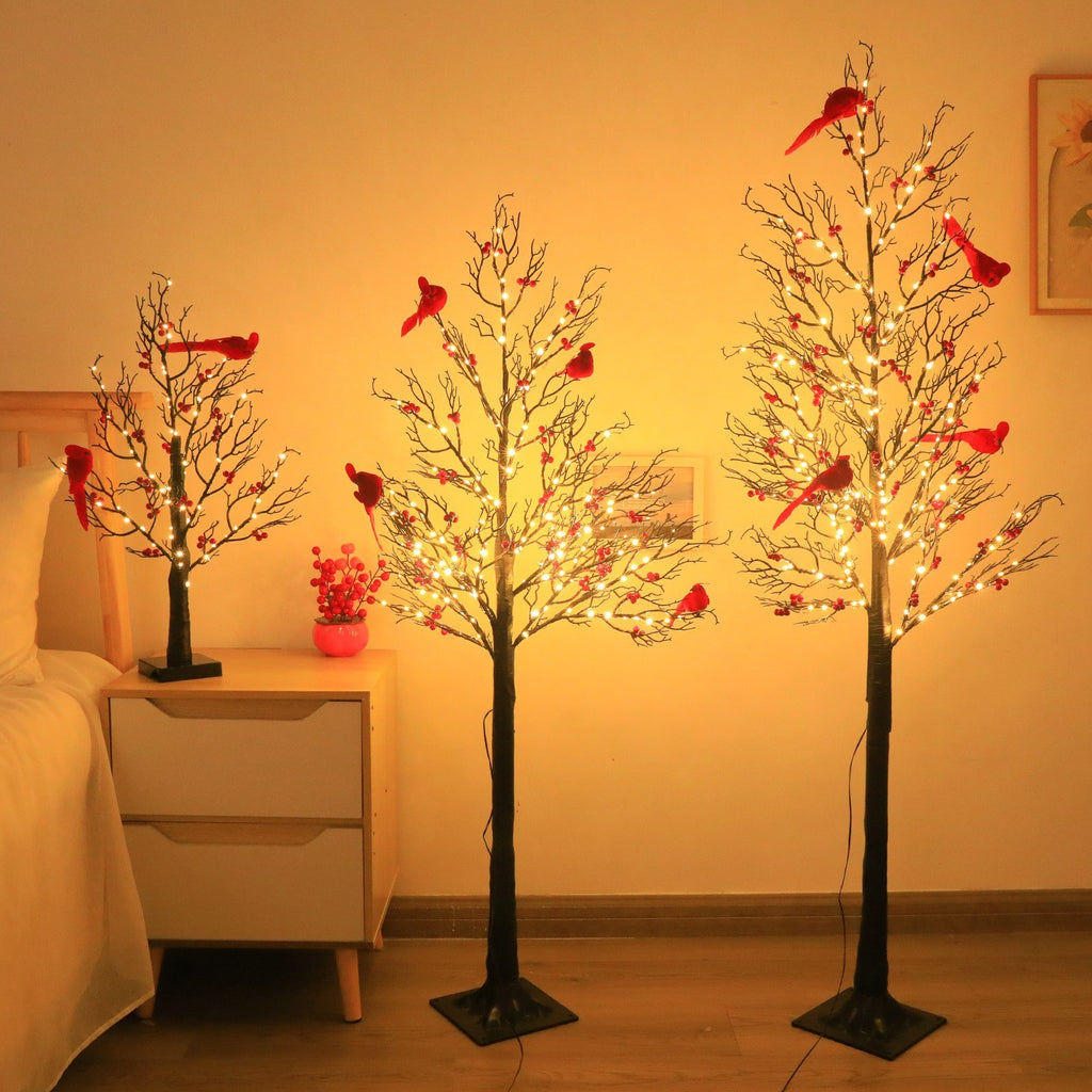 Arbres lumineux aux cardinaux posés sur une table