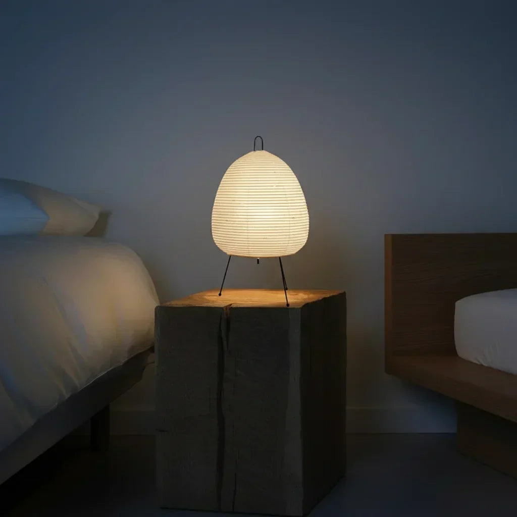 Lampe papier de riz dans une chambre
