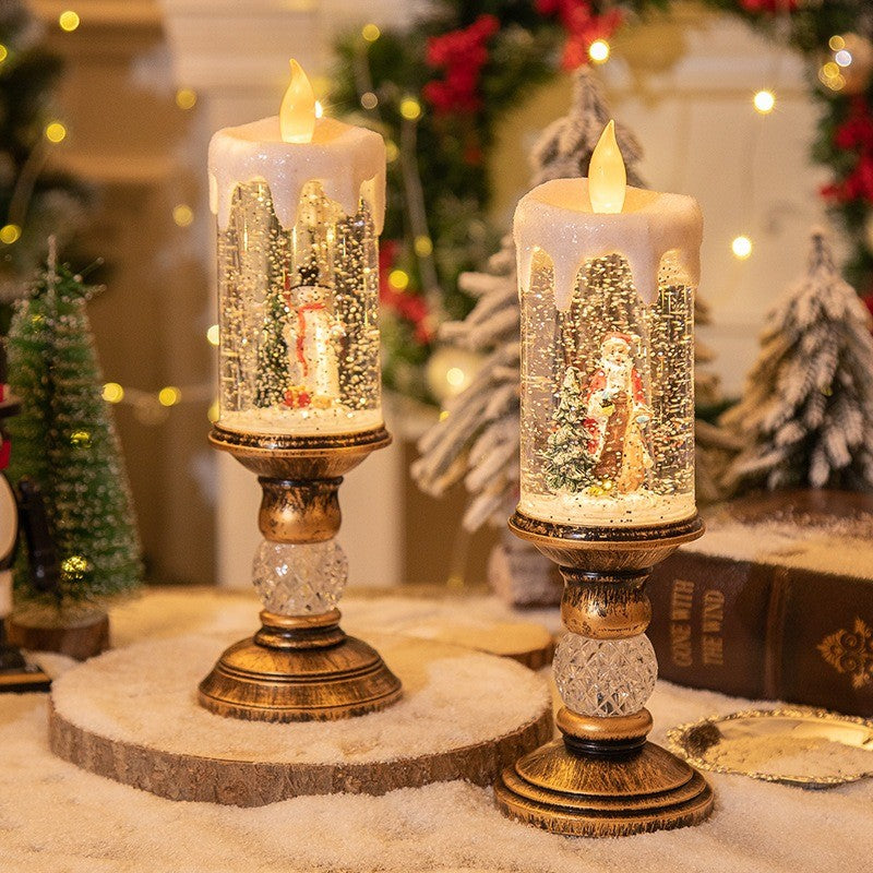 Bougies boules à neige sur chandeliers dans un décor de Noël