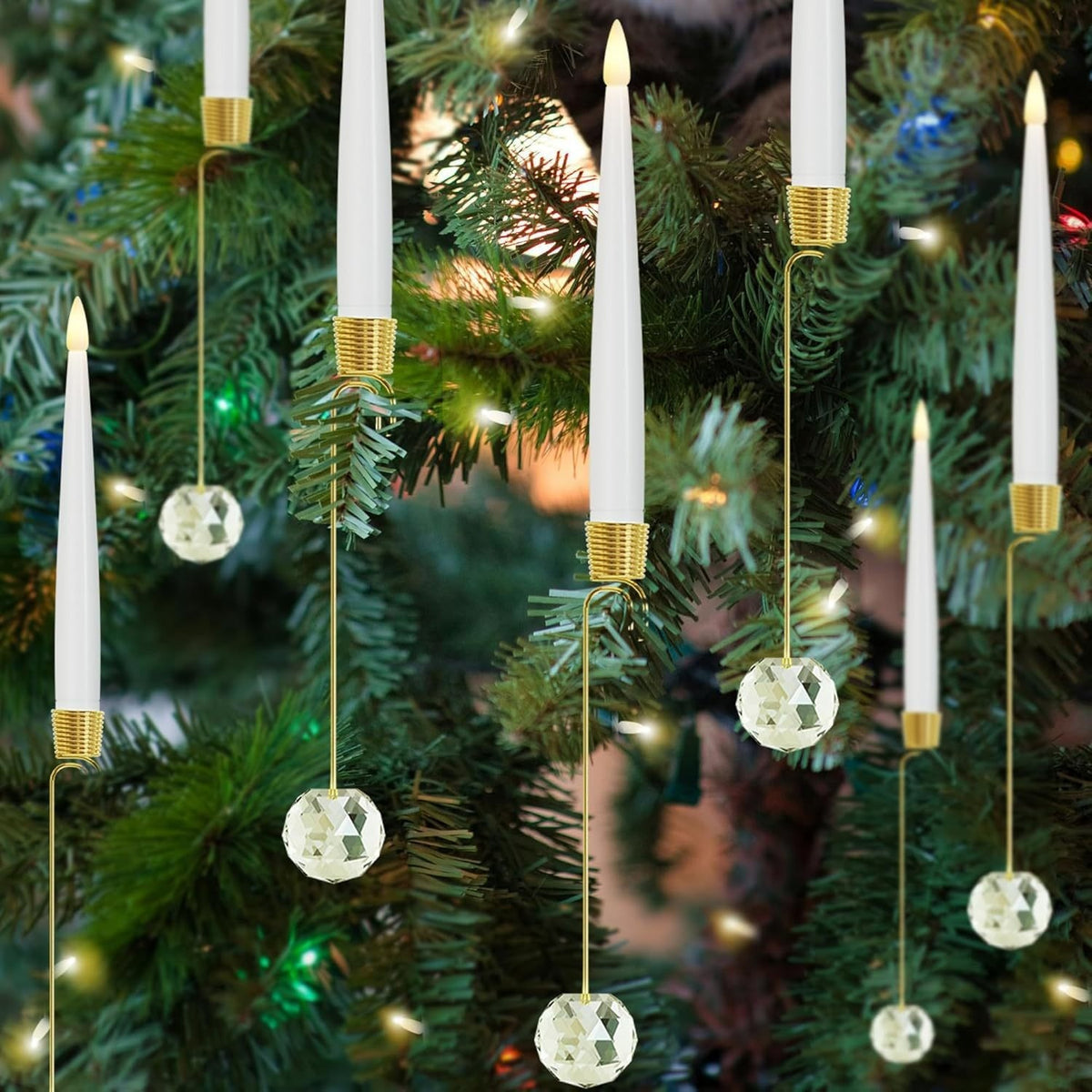 Bougies LED blanches sur un sapin avec pendentifs boules de cristal