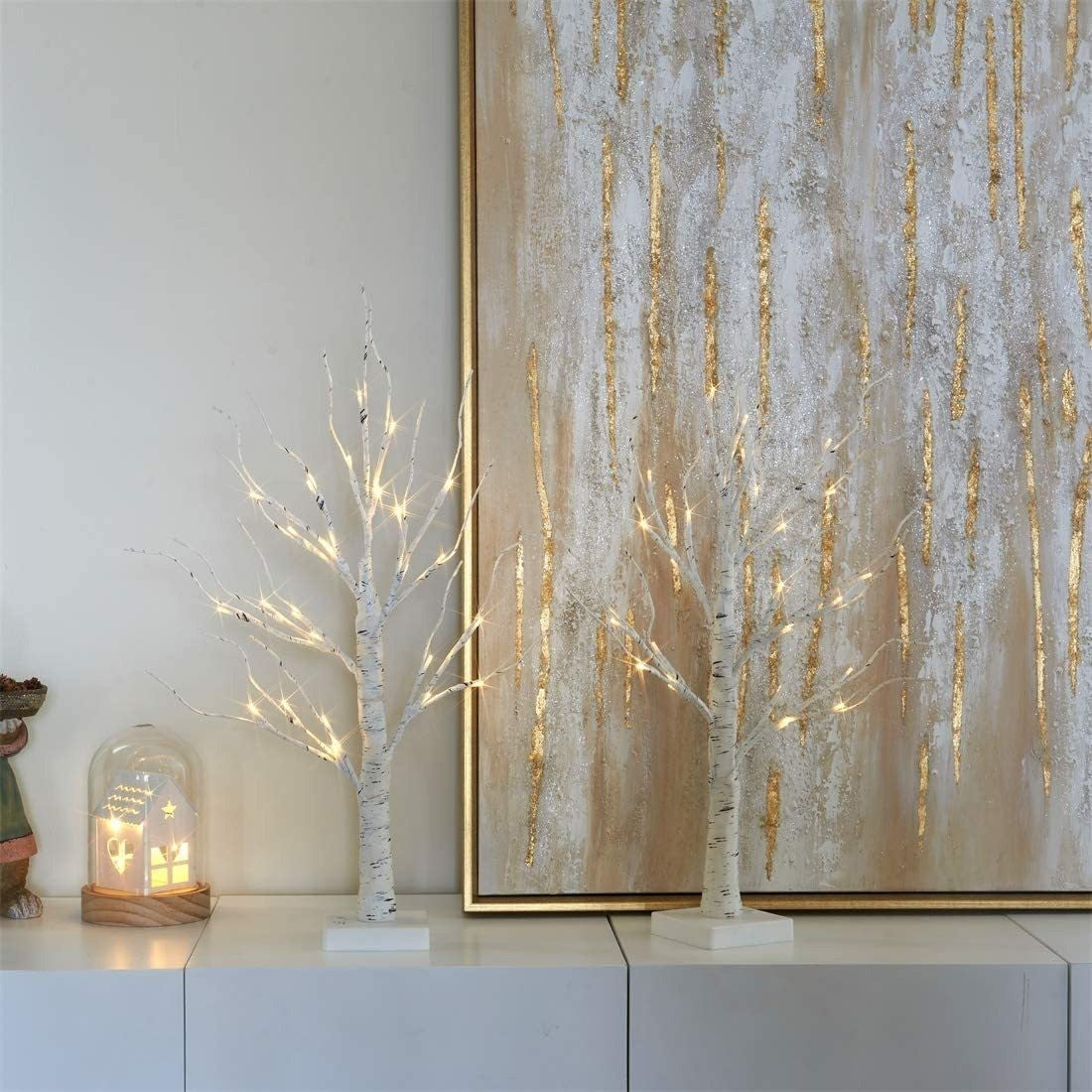 Bouleaux lumineux blancs dans un salon lumineux