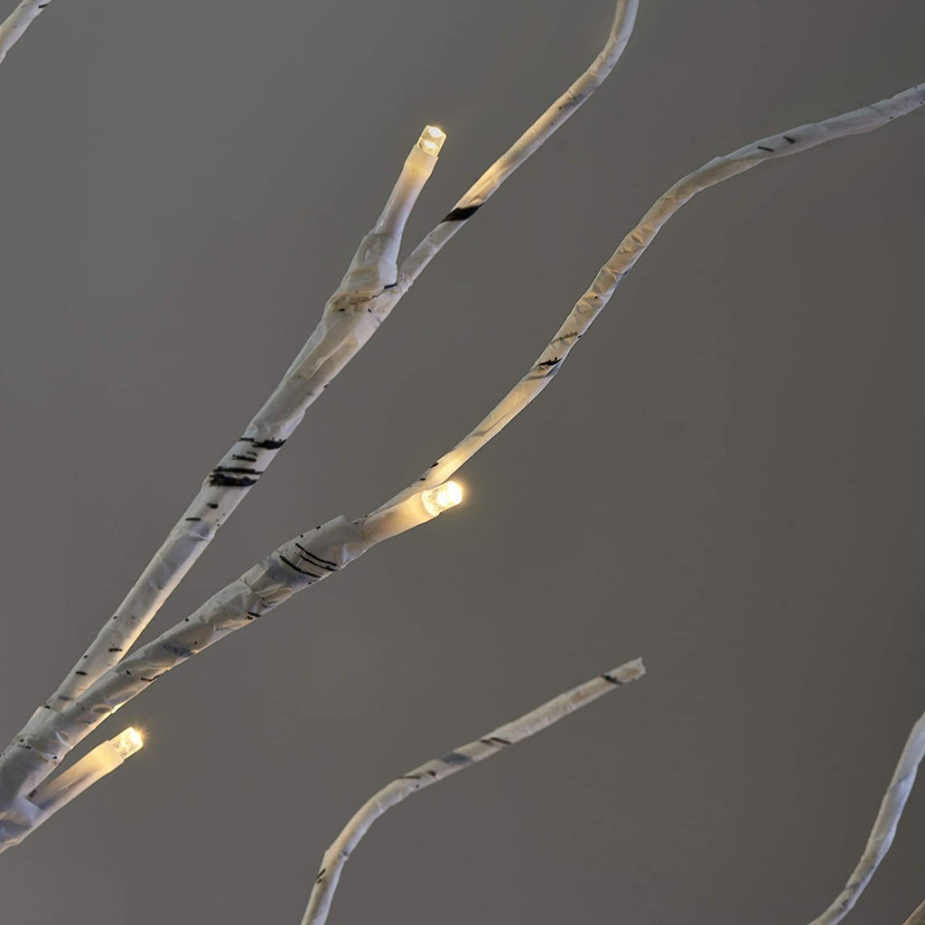 Détail d’une branche de bouleau et de sa LED blanc chaud