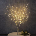 Bouquet de branches de bouleau blanches lumineuses, lumière blanc chaud