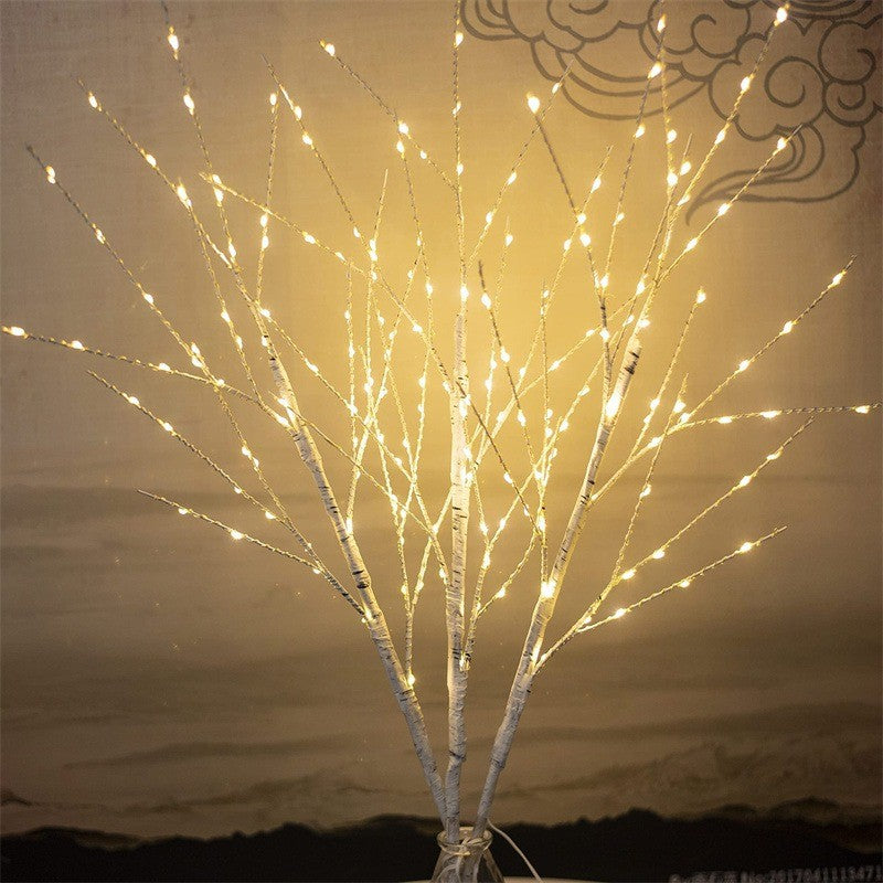 Branches de bouleau lumineuses allumées dans un salon