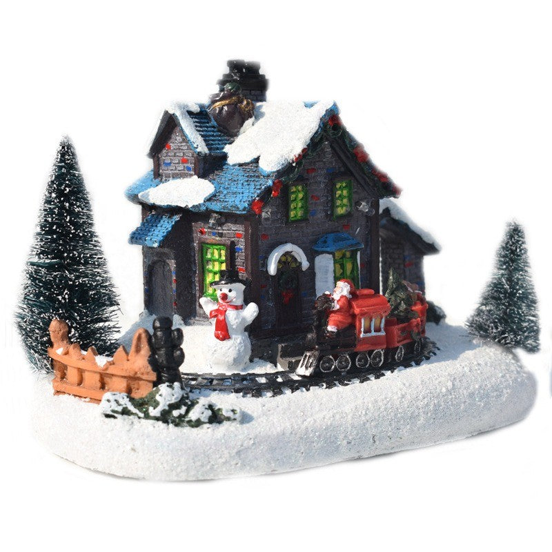 Chalet de Noël en résine vu de face, toit enneigé