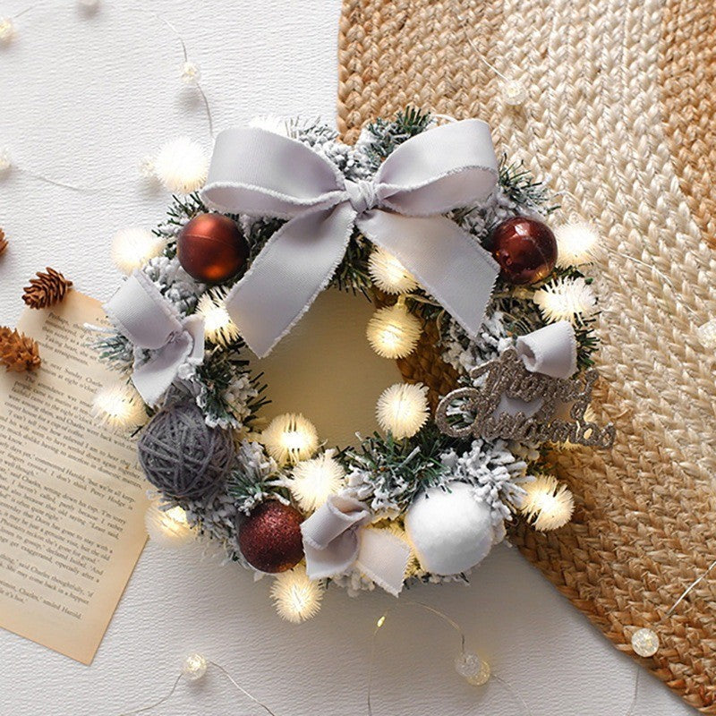 Couronne de Noël lumineuse à nœud gris et boules argentées