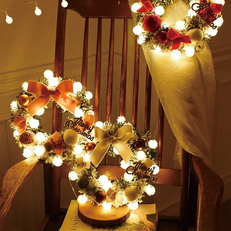 Couronnes de Noël lumineuses suspendues dans un escalier