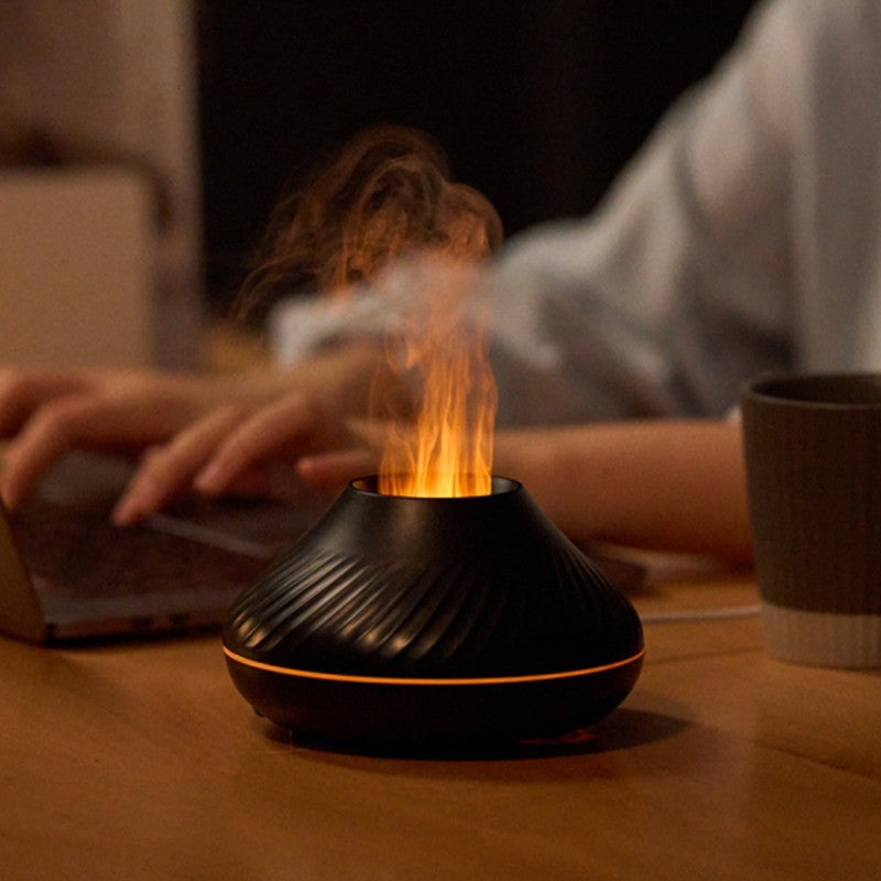 Diffuseur d’arômes noir effet flamme sur un bureau