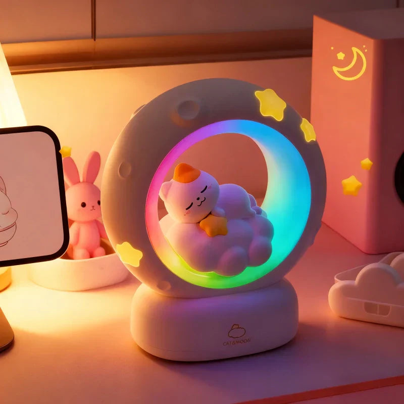 Veilleuse chaton multicolore sur une étagère