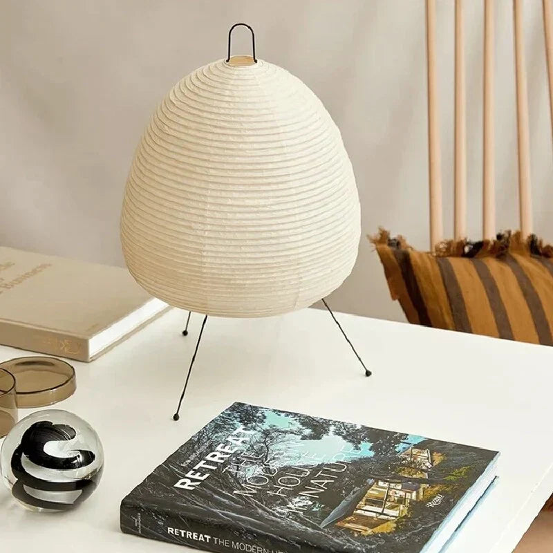 Lampe papier de riz sur un bureau