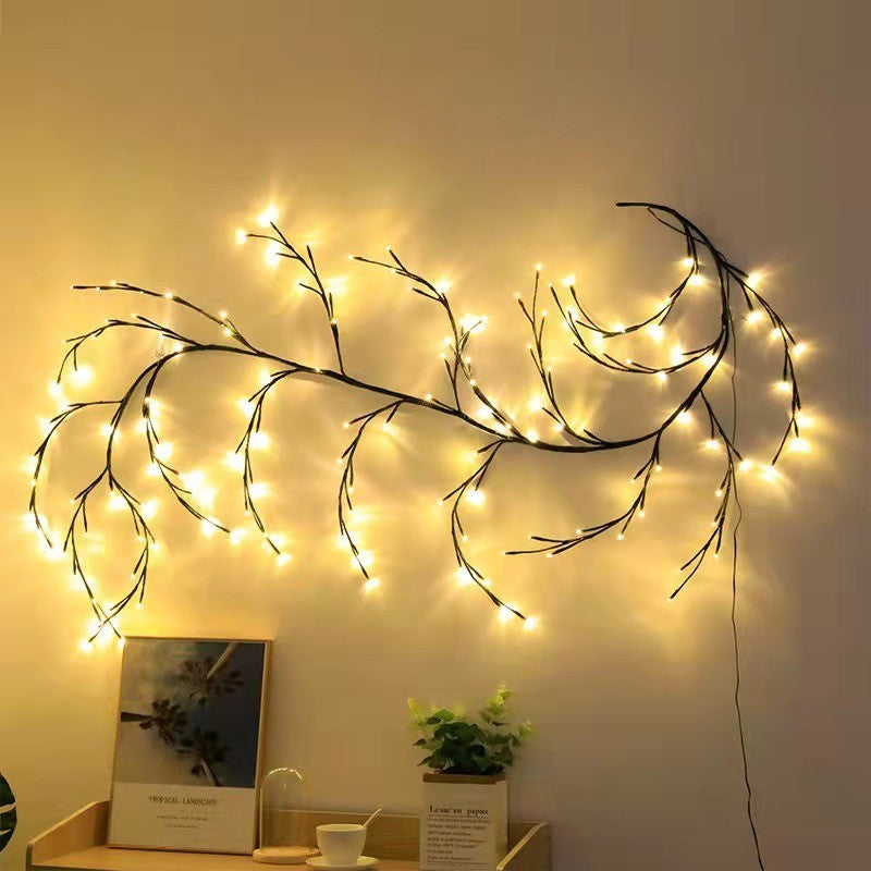 Branches lumineuses blanc chaud au-dessus d’un meuble