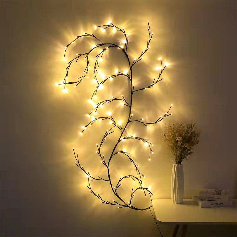 Branche lumineuse modelée en courbe à côté d’un vase