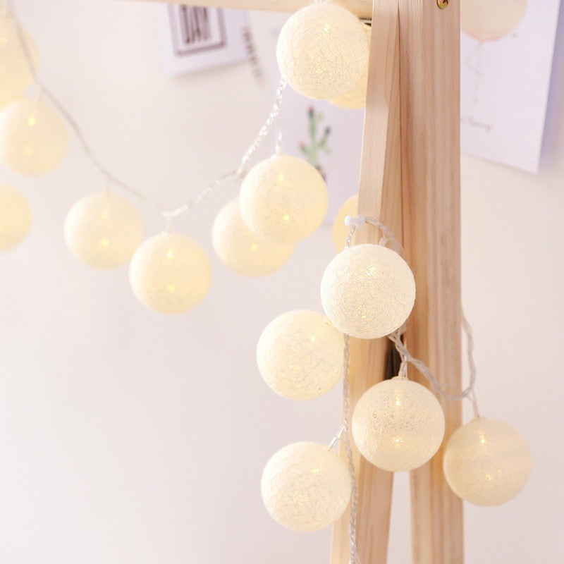 Guirlande de boules de coton blanches suspendue