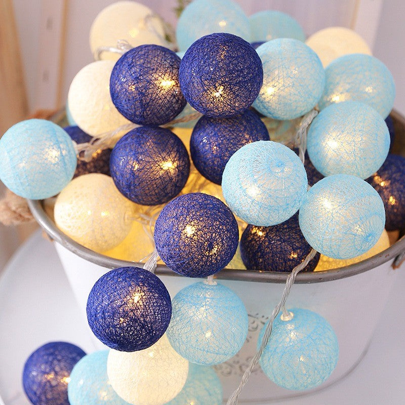 Boules de coton lumineuses bleues et crème