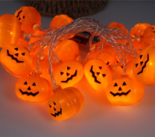 Citrouilles lumineuses de la guirlande en gros plan