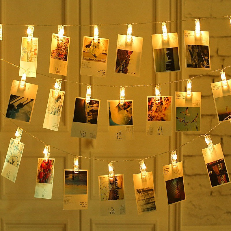 Guirlande lumineuse à pinces photo avec des cartes suspendues