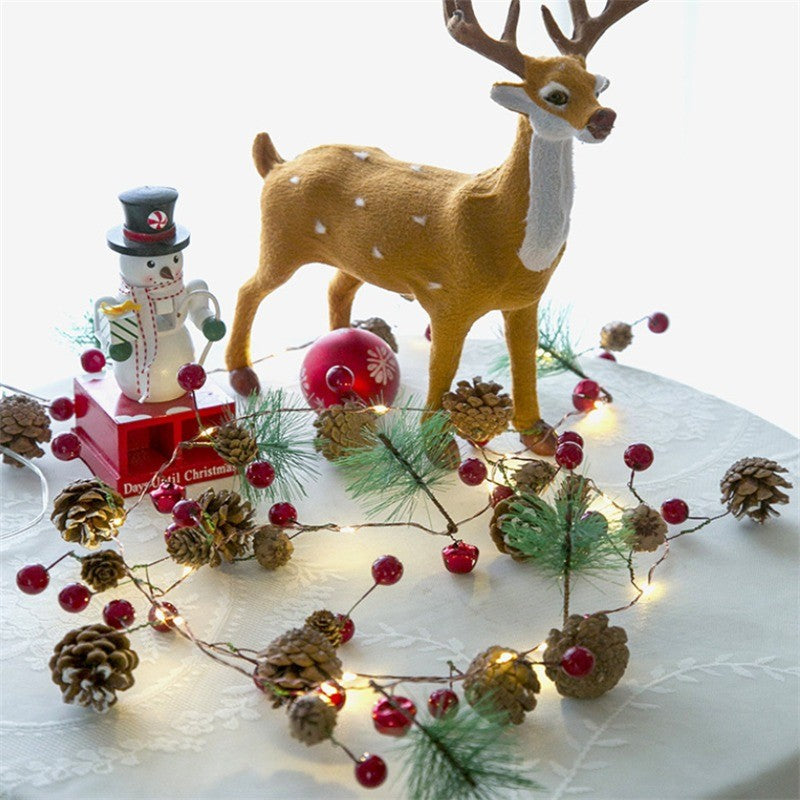 Guirlande lumineuse pommes de pin sur une table de Noël