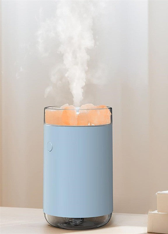 Humidificateur bleu aux pierres de sel diffusant sa brume