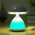 Lampe champignon rechargeable allumée en turquoise sur une table