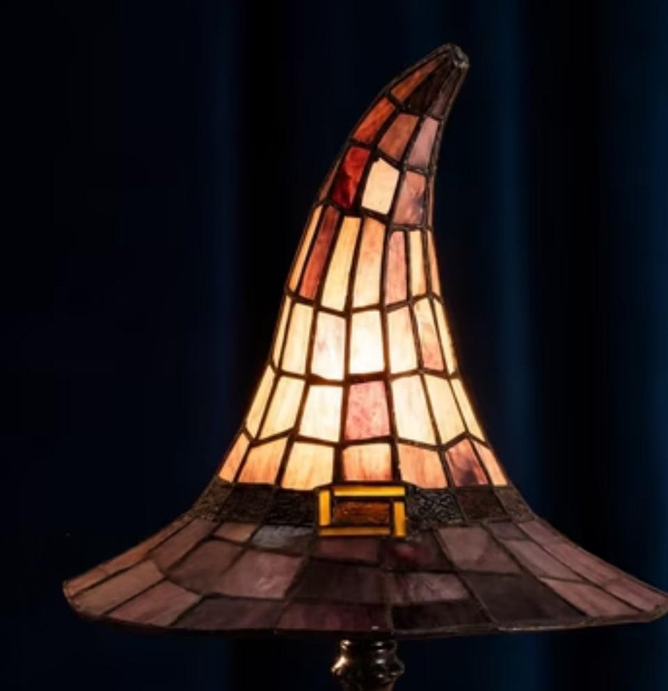 Détail de l’abat-jour effet vitrail du chapeau de sorcière, lumière ambrée