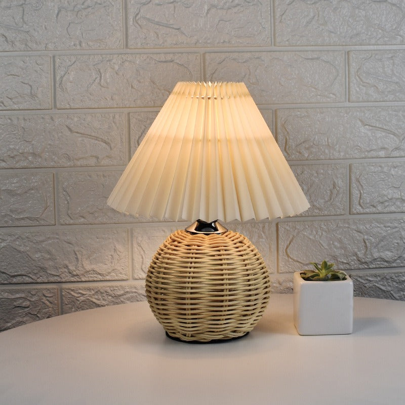 Lampe plissée posée sur une commode