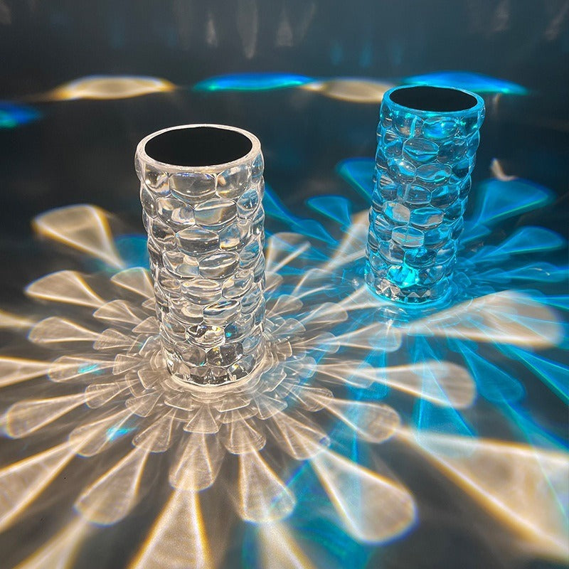 Deux lampes cristal goutte d’eau projetant des reflets en pétales