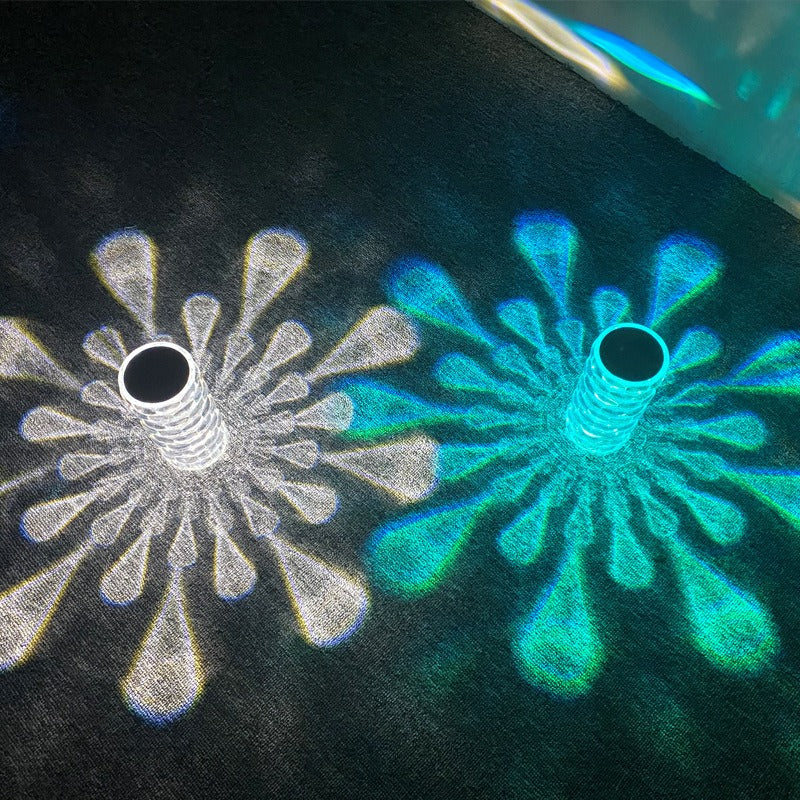 Reflets en forme de gouttes projetés au sol par la lampe cristal