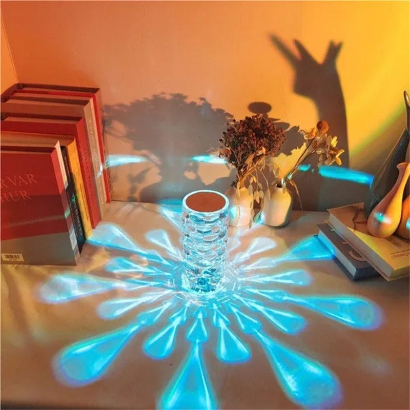 Lampe cristal goutte d’eau sur une table, reflets colorés