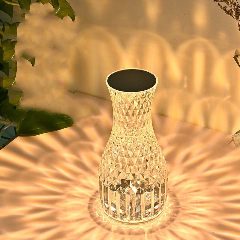 Lampe cristal en forme de vase diffusant une lumière chaude et des reflets