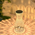 Lampe cristal en forme de vase diffusant une lumière chaude et des reflets