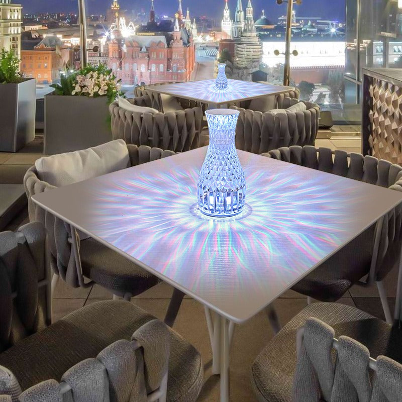 Lampe cristal vase sur une table de terrasse, reflets au sol