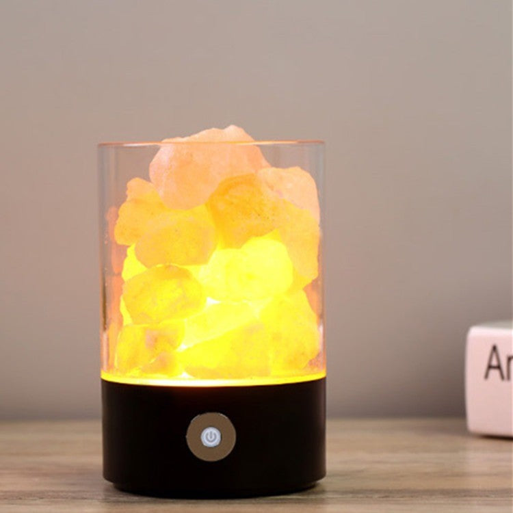 Lampe en cristaux de sel au socle noir, allumée