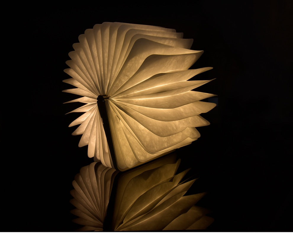 Lampe livre ouverte en éventail, pages lumineuses