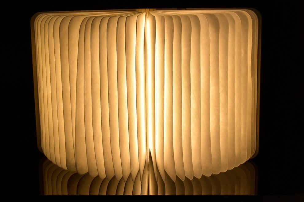 Lampe livre ouverte diffusant une lumière chaude